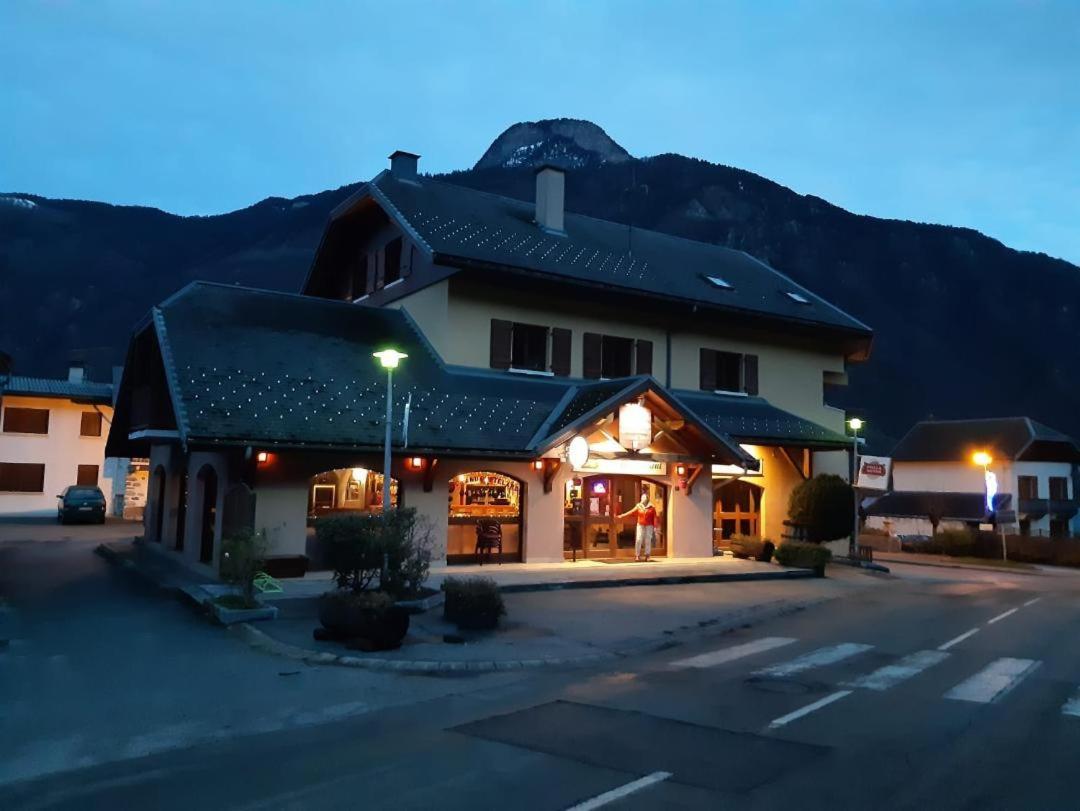 Le Grand Chatelard Hotel Bar Restaurant Sainte-Marie-de-Cuines Bagian luar foto